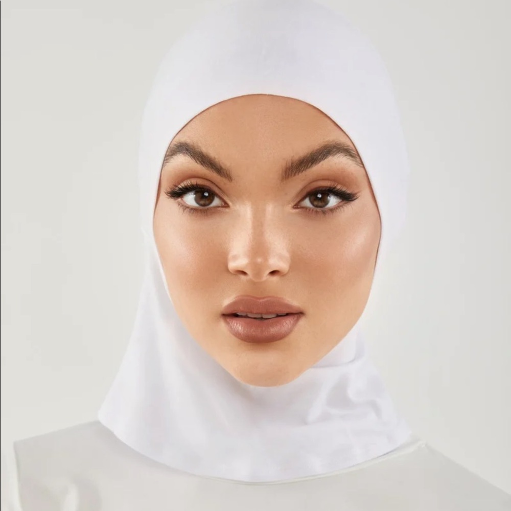 Zahraa The Label Mia Mini Neck Cover in White